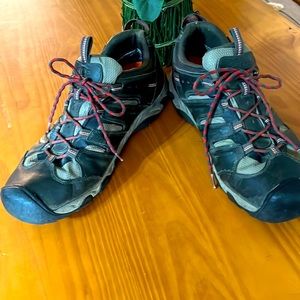 Selling pair of size mens 14, Keens waterproof hiking shoe. Excellent condition.